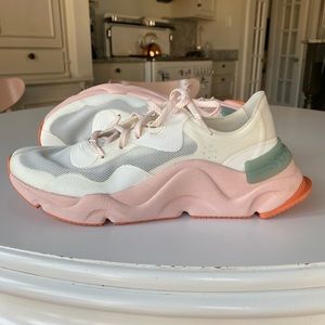 10.5 kinetic float. Sorel.